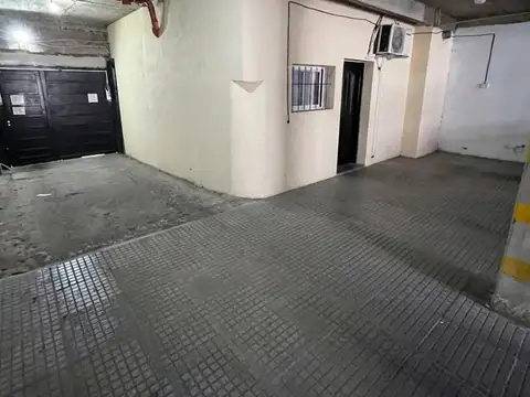 AMPLIO GALPÓN C/ OFICINA A MTS DE AV. VELEZ SARSFIELD. ALQUILER