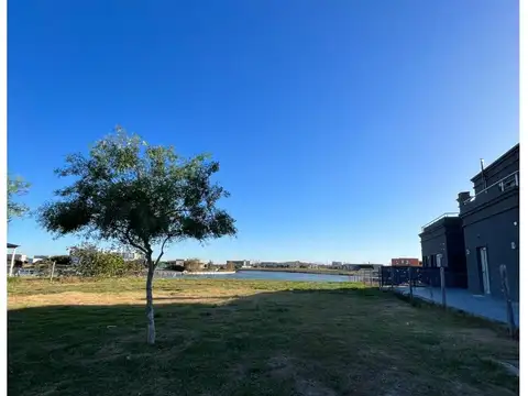 Excelente lote a la laguna en área 10 de San Sebastián