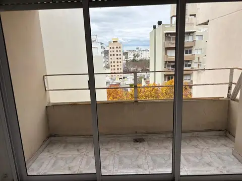 Excelente departamento con balcon