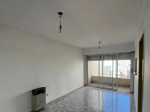 Excelente departamento con balcon