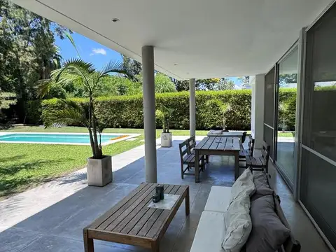 Casa en Alquiler con 4 cocheras