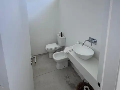 Casa 6 ambientes con 3 baños