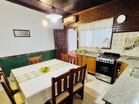 Casa 7 ambientes con 2 baños