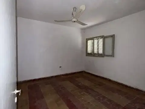 Casa 8 ambientes con 2 baños