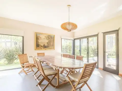 Casa en Venta con 3 cocheras