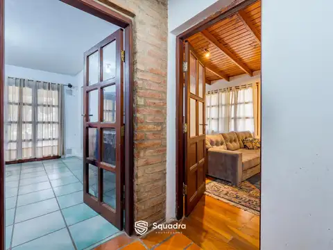 Casa 6 ambientes con 2 baños