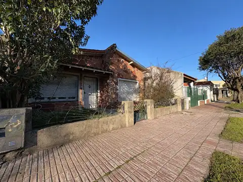 CASA EN VENTA 3 AMB C/GALPÓN Y LAVADERO J. MARMOL