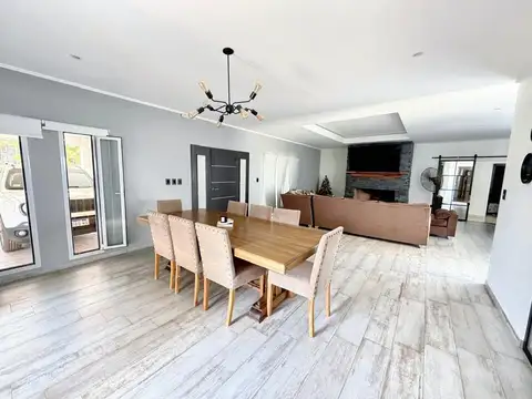 Casa en Venta con 4 cocheras