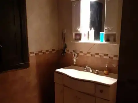 Casa 5 ambientes con 1 baño