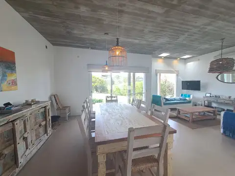 Casa 3 ambientes con 2 baños