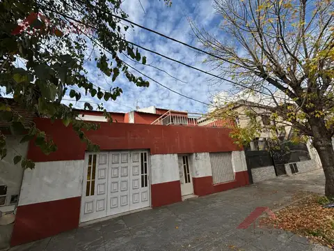 ( LEG-1768 ) GRAL HORNOS  al 1100 - CASA + GALPON - 330m2