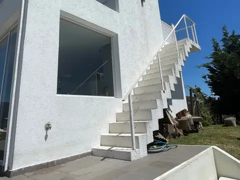 Casa en Alquiler con 2 cocheras