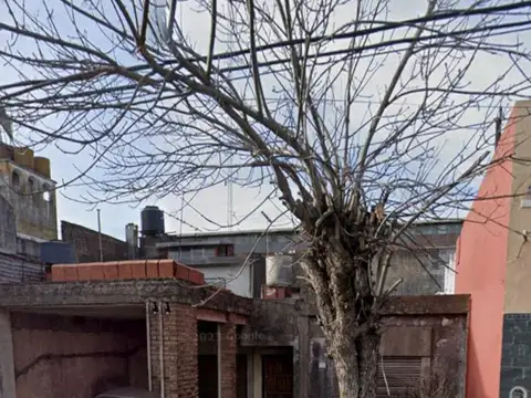 Casa a refaccionar sobre lote propio de 8,66x24