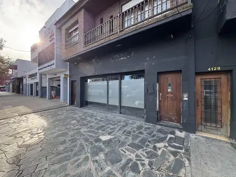 Amplio local comercial sobre av colon