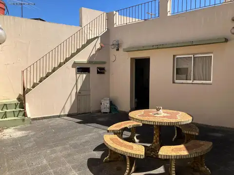 Casa con cochera y local