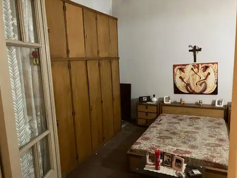 Casa con cochera y local
