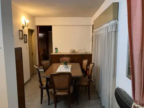 Casa con cochera y local, para refaccionar