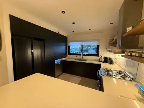 EN VENTA CASA 6 AMB BARRIO SAN RAMIRO - PILAR