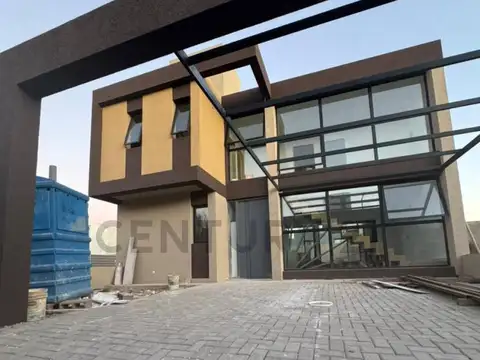 Casa en venta en Etapa 3, desarrollada sobre un lote de 256 m² con 140 m² cubiertos, diseñada con un