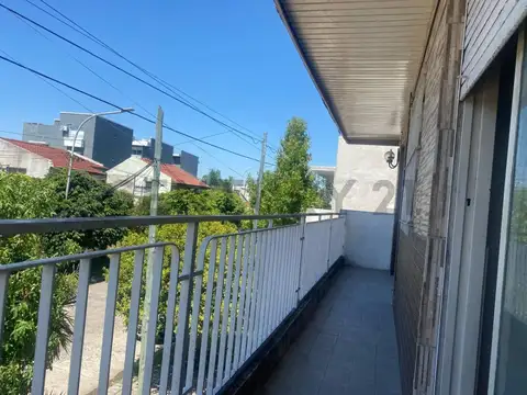 Alquiler 3 ambientes con balcón corrido en Lanus Oeste. Disponible a partir del mes entrante