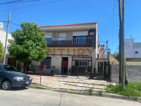 Alquiler 3 ambientes con balcón corrido en Lanus Oeste. Disponible a partir del mes entrante