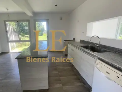Casa 5 ambientes con 4 baños
