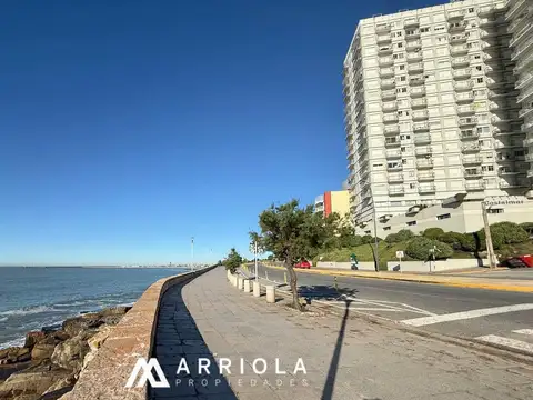 Monoambiente dividido, hecho a nuevo, con vista al mar.