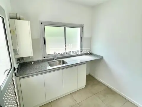 Casa en Alquiler con 3 cocheras
