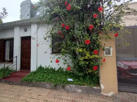 Venta casa 3 ambientes con jardín en Bernal