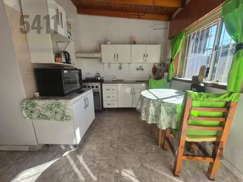 Casa 4 ambientes con 2 baños