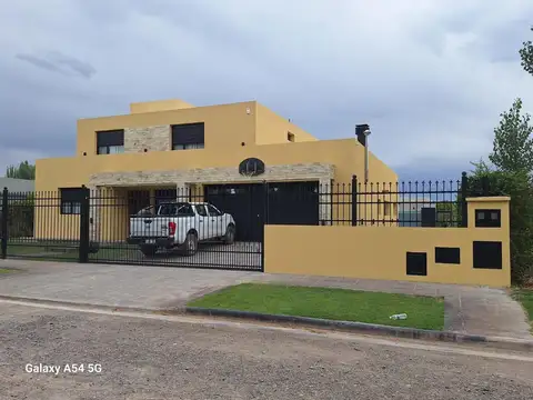 VENTA Casa de cuatro dormitorios B° Manzanares de Gines