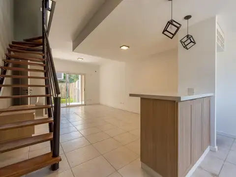 VENTA TRIPLEX EN PILAR CON PATIO Y PARRILLA