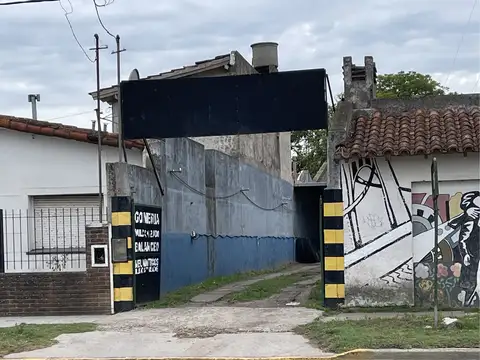 Galpon taller lavadero gomeria sobre Av 75 entre 68 y 70