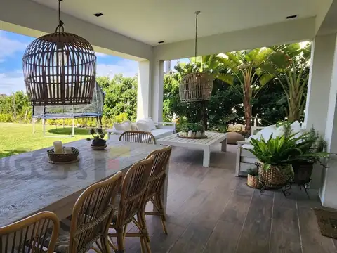 Casa 9 ambientes con 5 baños