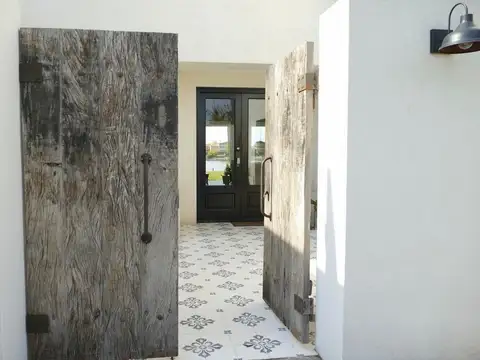 ESPECTACULAR Casa a la Laguna, disponib. DICIEMBRE, ENERO y/ò FEBRERO 2027