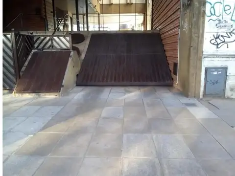 EXCELENTE COCHERA CUBIERTA CÉNTRICA