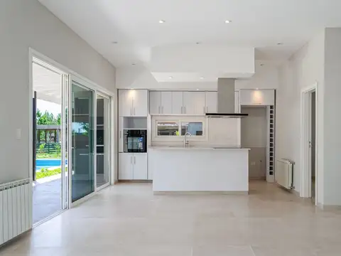 Casa en Alquiler con 2 cocheras