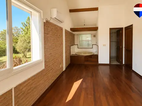 Casa en Alquiler con 2 cocheras