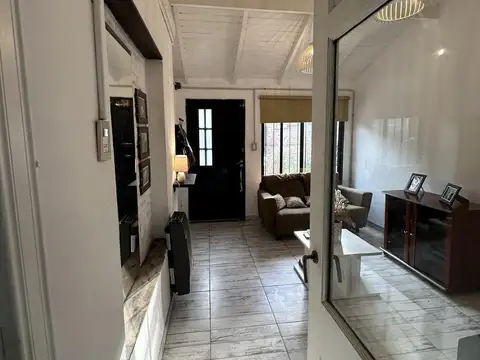 Casa 6 ambientes con 2 baños