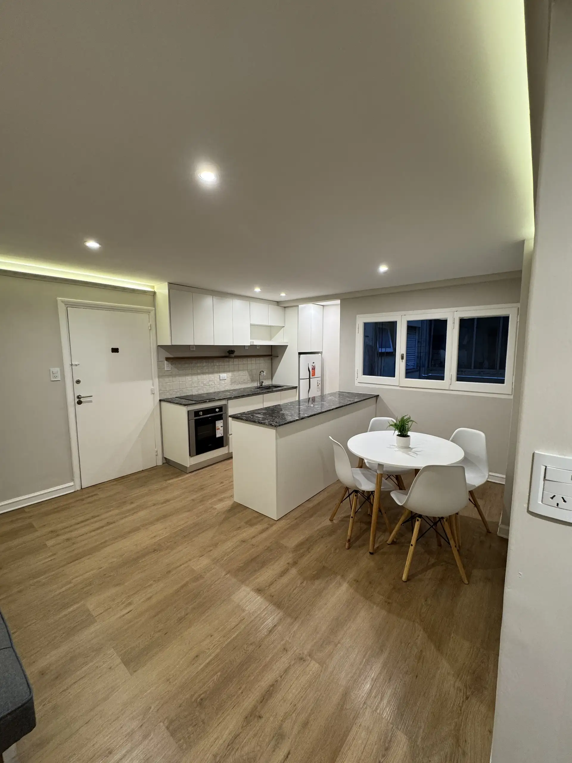 Depto 2 amb reciclado a nuevo 36m², amoblado y 1 cuadra del mar — La Bristol