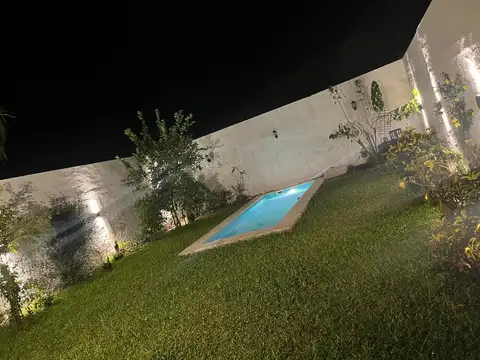 Casa en Alquiler con 1 cochera