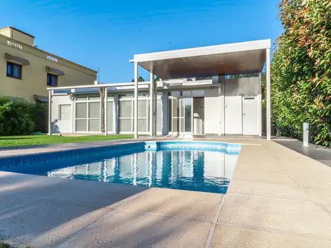 VENTA - CASA DE 2 DORMITORIOS CON COCHERA, PILETA Y AMENITIES - BARRIO LA ANTONELLA, ZAVALLA