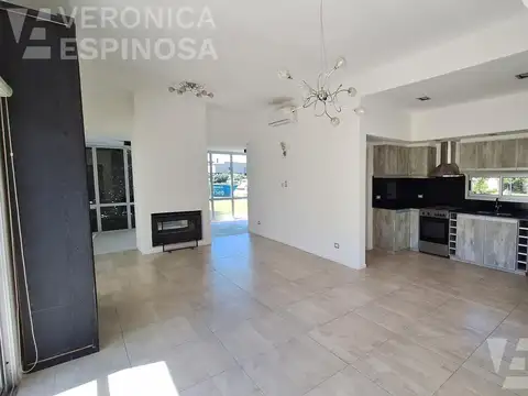 Casa en Venta con 3 cocheras
