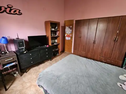 Casa de 4 dormitorios, dos baños completos, garaje y jardin