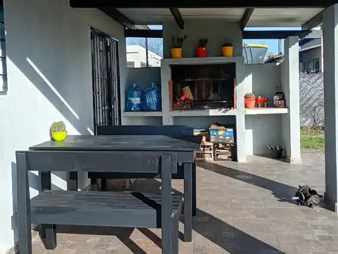 Casa de dos dormitorios con parrilla y pileta en venta, acepta financiacion
