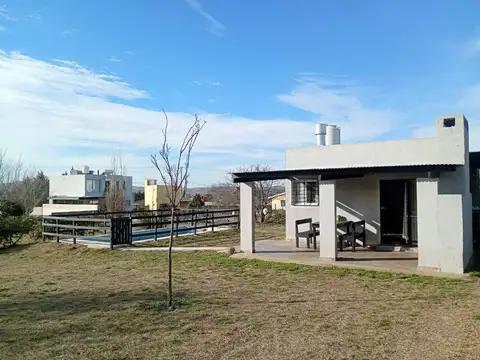 Casa de dos dormitorios con parrilla y pileta en venta, acepta financiacion