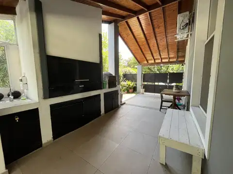 Casa 5 ambientes con 2 baños