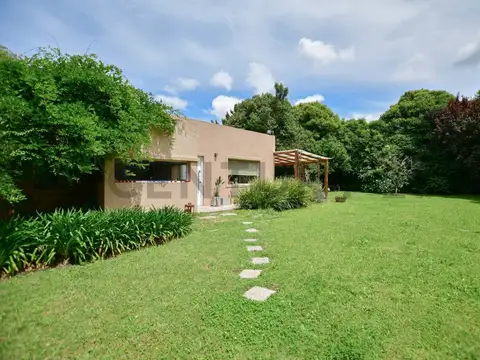 CASA EN VENTA EN CITY BELL DOS DORMITORIOS Y PATIO