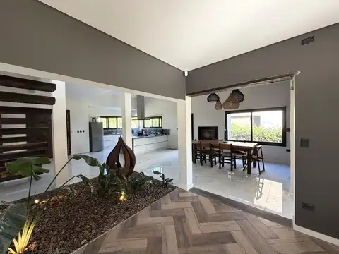 Casa 3 ambientes con 2 baños