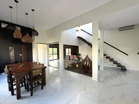 Casa en Alquiler con 2 cocheras